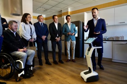 El presidente de la Diputación de Valladolid, Conrado Íscar, presenta el Centro Demostrador de Hogar Digital, un espacio pionero en domótica, teleasistencia y eficiencia energética.
