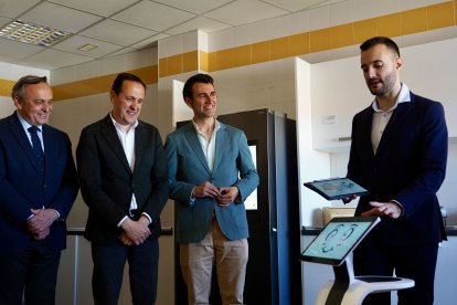 El presidente de la Diputación de Valladolid, Conrado Íscar, presenta el Centro Demostrador de Hogar Digital, un espacio pionero en domótica, teleasistencia y eficiencia energética.