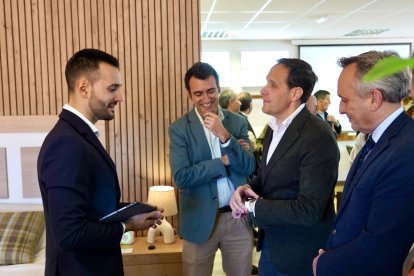 El presidente de la Diputación de Valladolid, Conrado Íscar, presenta el Centro Demostrador de Hogar Digital, un espacio pionero en domótica, teleasistencia y eficiencia energética.