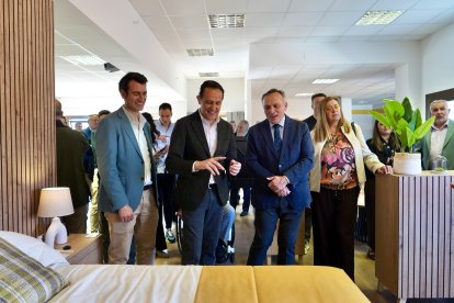 El presidente de la Diputación de Valladolid, Conrado Íscar, presenta el Centro Demostrador de Hogar Digital, un espacio pionero en domótica, teleasistencia y eficiencia energética.