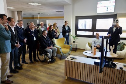 El presidente de la Diputación de Valladolid, Conrado Íscar, presenta el Centro Demostrador de Hogar Digital, un espacio pionero en domótica, teleasistencia y eficiencia energética.