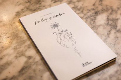 Un ejemplar del primer poemario de González Manso, 'De luz y sombra'.