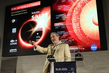 La Diputación de Palencia presenta el Simposio Internacional del Sol y los Eclipses (SOLPÉ) , en la imagen , la conferencia ' El Sol: del núcleo a la fotosfera ' de Javier Rodríguez-Pacheco