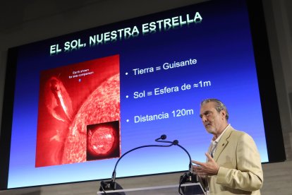 La Diputación de Palencia presenta el Simposio Internacional del Sol y los Eclipses (SOLPÉ) , en la imagen , la conferencia ' El Sol: del núcleo a la fotosfera ' de Javier Rodríguez-Pacheco