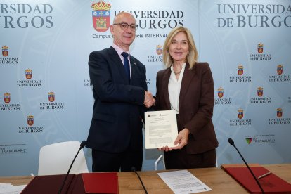 García y Valldecabres sellan su acuerdo de colaboración tras la rúbrica.