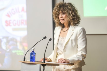 La presidenta de la Asociación Profesional de Compañías Privadas de Servicios de Seguridad APROSER en Castilla y León, Rosa María Rodríguez, durante su intervención.