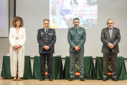 Autoridades policiales y de seguridad privada junto al Subdelegado del Gobierno, Pedro de la Fuente.
