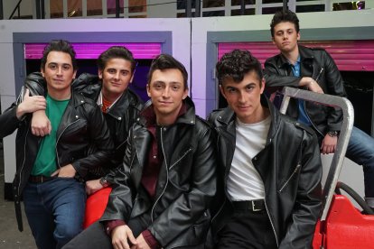 Danny Zuko lidera la banda de los T-Birds, siempre con chupa de cuero. Cantarán en su taller ‘Greased Lightnin’