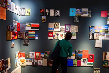 Imágenes de la exposición sobre el centenario de Caja de Burgos donde se apela a los recuerdos a través de los objetos cotidianos vinculados a la entidad.