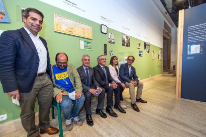 Imágenes de la exposición sobre el centenario de Caja de Burgos donde se apela a los recuerdos a través de los objetos cotidianos vinculados a la entidad.