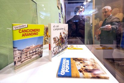 Imágenes de la exposición sobre el centenario de Caja de Burgos donde se apela a los recuerdos a través de los objetos cotidianos vinculados a la entidad.