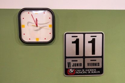 Imágenes de la exposición sobre el centenario de Caja de Burgos donde se apela a los recuerdos a través de los objetos cotidianos vinculados a la entidad.