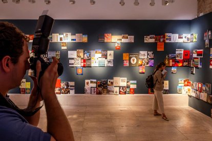 Imágenes de la exposición sobre el centenario de Caja de Burgos donde se apela a los recuerdos a través de los objetos cotidianos vinculados a la entidad.