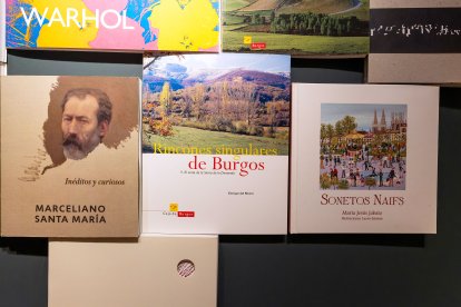 Imágenes de la exposición sobre el centenario de Caja de Burgos donde se apela a los recuerdos a través de los objetos cotidianos vinculados a la entidad.