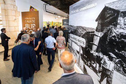 Imágenes de la exposición sobre el centenario de Caja de Burgos donde se apela a los recuerdos a través de los objetos cotidianos vinculados a la entidad.
