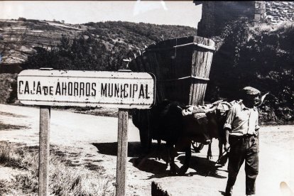 Imágenes de la exposición sobre el centenario de Caja de Burgos donde se apela a los recuerdos a través de los objetos cotidianos vinculados a la entidad.