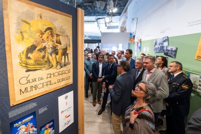 Imágenes de la exposición sobre el centenario de Caja de Burgos donde se apela a los recuerdos a través de los objetos cotidianos vinculados a la entidad.
