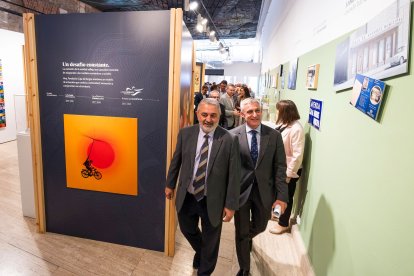Imágenes de la exposición sobre el centenario de Caja de Burgos donde se apela a los recuerdos a través de los objetos cotidianos vinculados a la entidad.