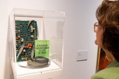 Imágenes de la exposición sobre el centenario de Caja de Burgos donde se apela a los recuerdos a través de los objetos cotidianos vinculados a la entidad.