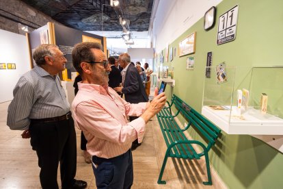 Imágenes de la exposición sobre el centenario de Caja de Burgos donde se apela a los recuerdos a través de los objetos cotidianos vinculados a la entidad.