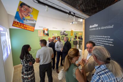 Imágenes de la exposición sobre el centenario de Caja de Burgos donde se apela a los recuerdos a través de los objetos cotidianos vinculados a la entidad.