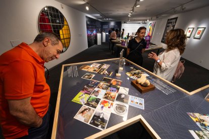 Imágenes de la exposición sobre el centenario de Caja de Burgos donde se apela a los recuerdos a través de los objetos cotidianos vinculados a la entidad.