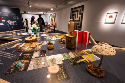 Imágenes de la exposición sobre el centenario de Caja de Burgos donde se apela a los recuerdos a través de los objetos cotidianos vinculados a la entidad.