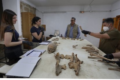 Parte del equipo internacional de arqueólogos y estudiantes trabaja para desentrañar los secretos de cientos de personas enterradas allí entre los siglos XII y XV, al fondo el arqueólogo Arturo Balado