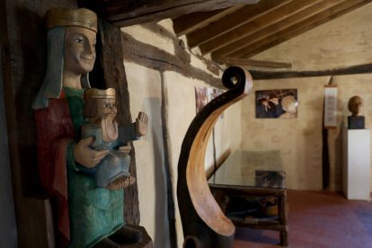 El Museo Ursi de Aguilar de Campoo (Palencia) custodia 160 piezas del escultor palentino Ursicino Martínez, un minero autodidacta que convirtió la madera de desecho en arte