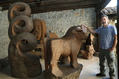 El Museo Ursi de Aguilar de Campoo (Palencia) custodia 160 piezas del escultor palentino Ursicino Martínez, un minero autodidacta que convirtió la madera de desecho en arte, en la imagen Daniel De Vena, su guía y director