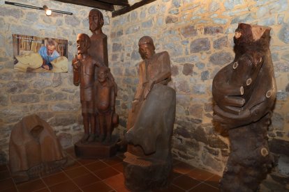 El Museo Ursi de Aguilar de Campoo (Palencia) custodia 160 piezas del escultor palentino Ursicino Martínez, un minero autodidacta que convirtió la madera de desecho en arte