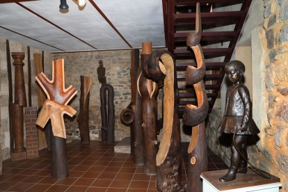 El Museo Ursi de Aguilar de Campoo (Palencia) custodia 160 piezas del escultor palentino Ursicino Martínez, un minero autodidacta que convirtió la madera de desecho en arte