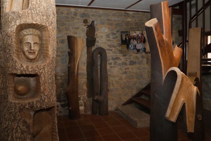 El Museo Ursi de Aguilar de Campoo (Palencia) custodia 160 piezas del escultor palentino Ursicino Martínez, un minero autodidacta que convirtió la madera de desecho en arte