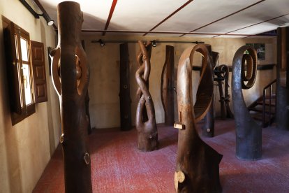 El Museo Ursi de Aguilar de Campoo (Palencia) custodia 160 piezas del escultor palentino Ursicino Martínez, un minero autodidacta que convirtió la madera de desecho en arte