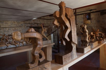 El Museo Ursi de Aguilar de Campoo (Palencia) custodia 160 piezas del escultor palentino Ursicino Martínez, un minero autodidacta que convirtió la madera de desecho en arte