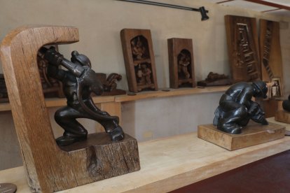 El Museo Ursi de Aguilar de Campoo (Palencia) custodia 160 piezas del escultor palentino Ursicino Martínez, un minero autodidacta que convirtió la madera de desecho en arte