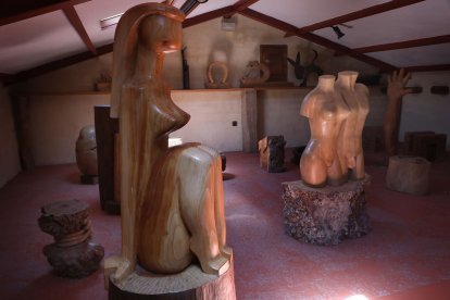 El Museo Ursi de Aguilar de Campoo (Palencia) custodia 160 piezas del escultor palentino Ursicino Martínez, un minero autodidacta que convirtió la madera de desecho en arte