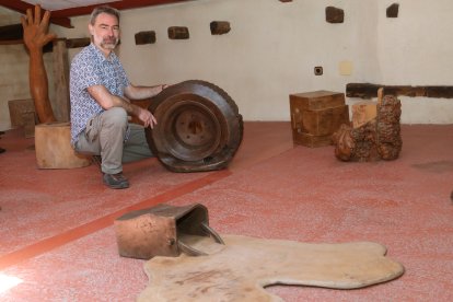 El Museo Ursi de Aguilar de Campoo (Palencia) custodia 160 piezas del escultor palentino Ursicino Martínez, un minero autodidacta que convirtió la madera de desecho en arte, en la imagen Daniel De Vena, su guía y director