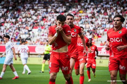 David González mantiene vivo el sueño del play-off del Burgos con su doblete en León.