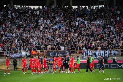 Cerca de 1.500 aficionados blanquinegros acompañaron al Burgos CF en el partido en León.