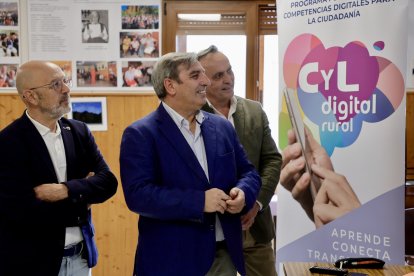 El consejero de Movilidad y Transformación Digital, José Luis Sanz Merino, visita el Centro Asociado del Programa CyL Digital de Ledesma.