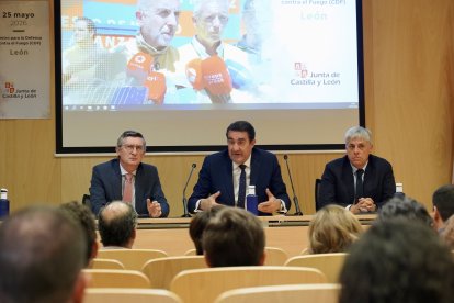 El consejero de Medio Ambiente, Vivienda y Ordenación del Territorio, Juan Carlos Suárez-Quiñones, inaugura una jornada formativa para medios de comunicación en materia de incendios forestales