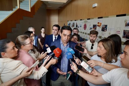 El consejero de Medio Ambiente, Vivienda y Ordenación del Territorio, Juan Carlos Suárez-Quiñones, inaugura una jornada formativa para medios de comunicación en materia de incendios forestales