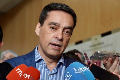 El consejero de Medio Ambiente, Vivienda y Ordenación del Territorio, Juan Carlos Suárez-Quiñones, inaugura una jornada formativa para medios de comunicación en materia de incendios forestales