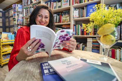Eva Pérez Fernández, con sus cuatro poemarios en el Café Petricor.
