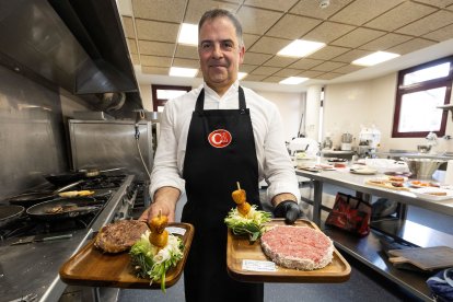 Eduardo Antón, con su hamburguesa cocinada y cruda para el Concurso Provincial de Grecabur.