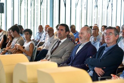 El consejero de Medio Ambiente, Vivienda y Ordenación del Territorio, Juan Carlos Suárez-Quiñones, inaugura la Jornada de Propietarios Forestales, organizada por Fafcyle junto a su presidente Jesús Pestaña