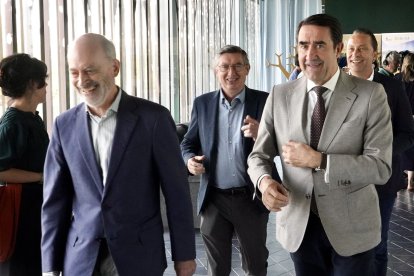 El consejero de Medio Ambiente, Vivienda y Ordenación del Territorio, Juan Carlos Suárez-Quiñones, inaugura la Jornada de Propietarios Forestales, organizada por Fafcyle junto a su presidente Jesús Pestaña