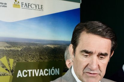 El consejero de Medio Ambiente, Vivienda y Ordenación del Territorio, Juan Carlos Suárez-Quiñones, inaugura la Jornada de Propietarios Forestales, organizada por Fafcyle junto a su presidente Jesús Pestaña