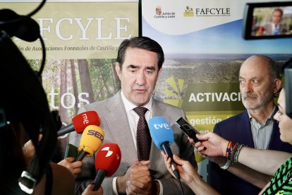 El consejero de Medio Ambiente, Vivienda y Ordenación del Territorio, Juan Carlos Suárez-Quiñones, inaugura la Jornada de Propietarios Forestales, organizada por Fafcyle junto a su presidente Jesús Pestaña